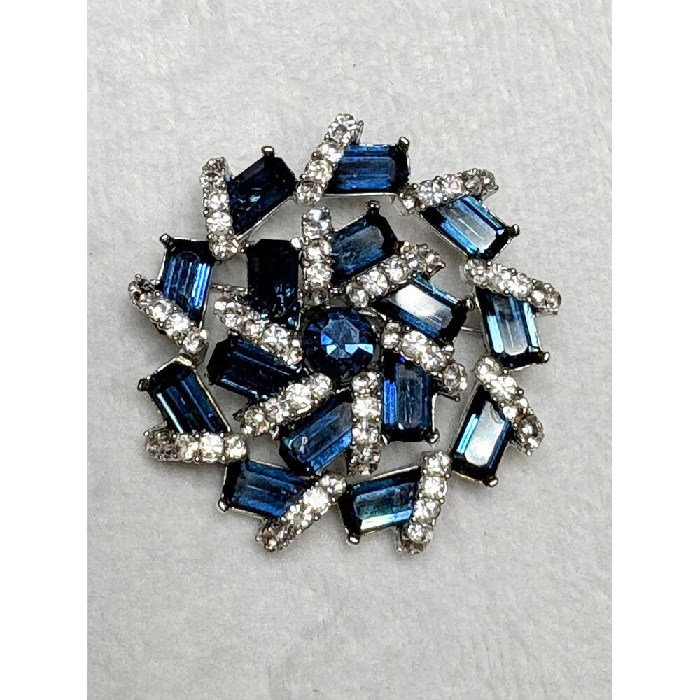 Mid‑Century Sapphire Blue Pinwheel Starburst Rhinestone Brooch, 1950s–1960s